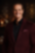 Retrato elegante em tons quentes.png