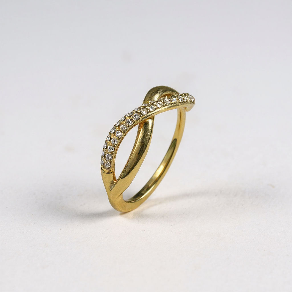 anello con motivo a infinito o incrociato, spesso denominato "Infinity ring"