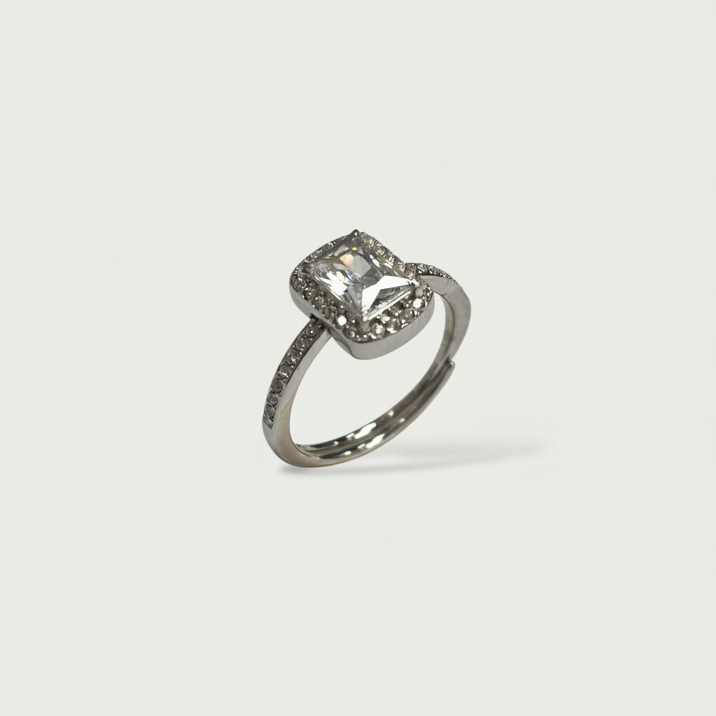 anello in acciao con alone a taglio smeraldo