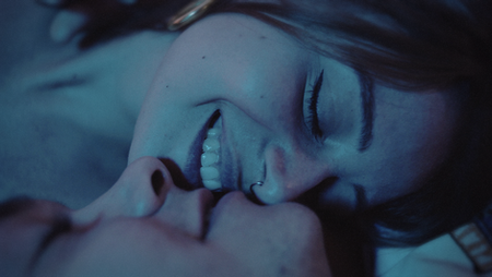 Close-up of a woman lying down in blue light in Antefatti — Bianco.