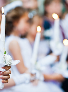 Kinder halten Kerzen