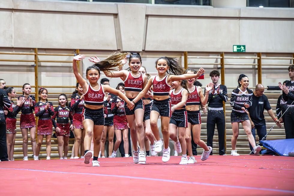 Niñas disfrutando de un entrenamiento de cheerleading en Barcelona Bears, un club de cheerleading en Barcelona.