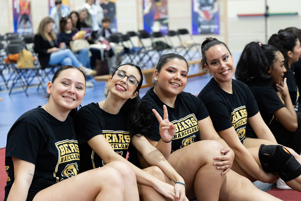 Atletas de Barcelona Bears disfrutando de un entrenamiento de cheerleading en Barcelona.