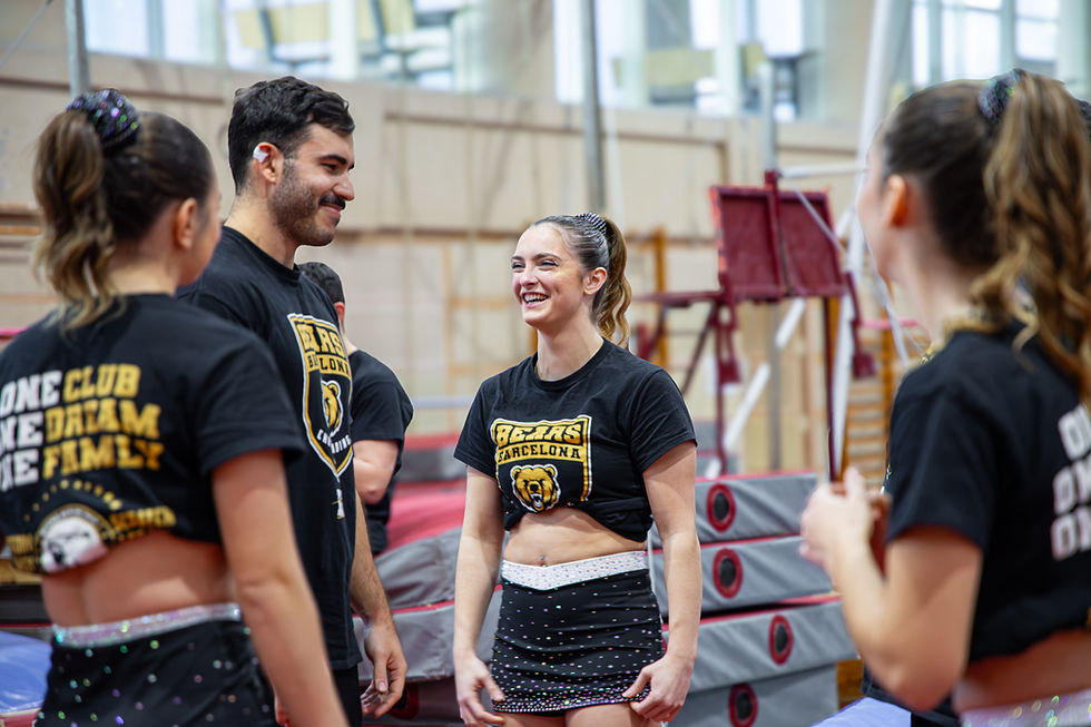 Grupo de adultos entrenando cheerleading en Barcelona Bears durante un entrenamiento de cheerleading para adultos en Barcelona.
