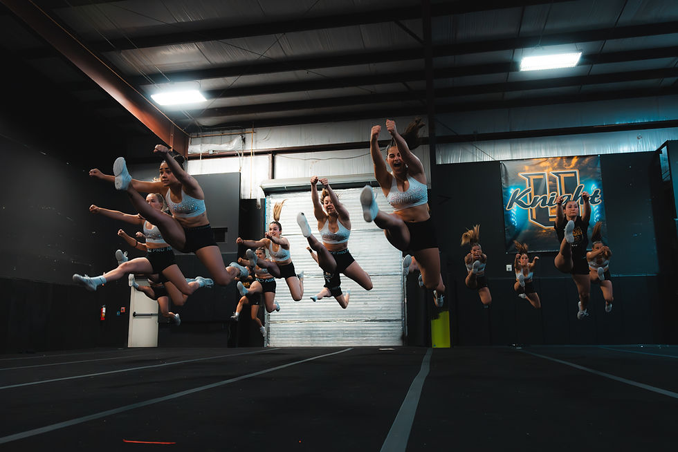 Equipo de cheerleading practicando ejercicios para mejorar los saltos en cheerleading durante un entrenamiento de jumps sincronizados.