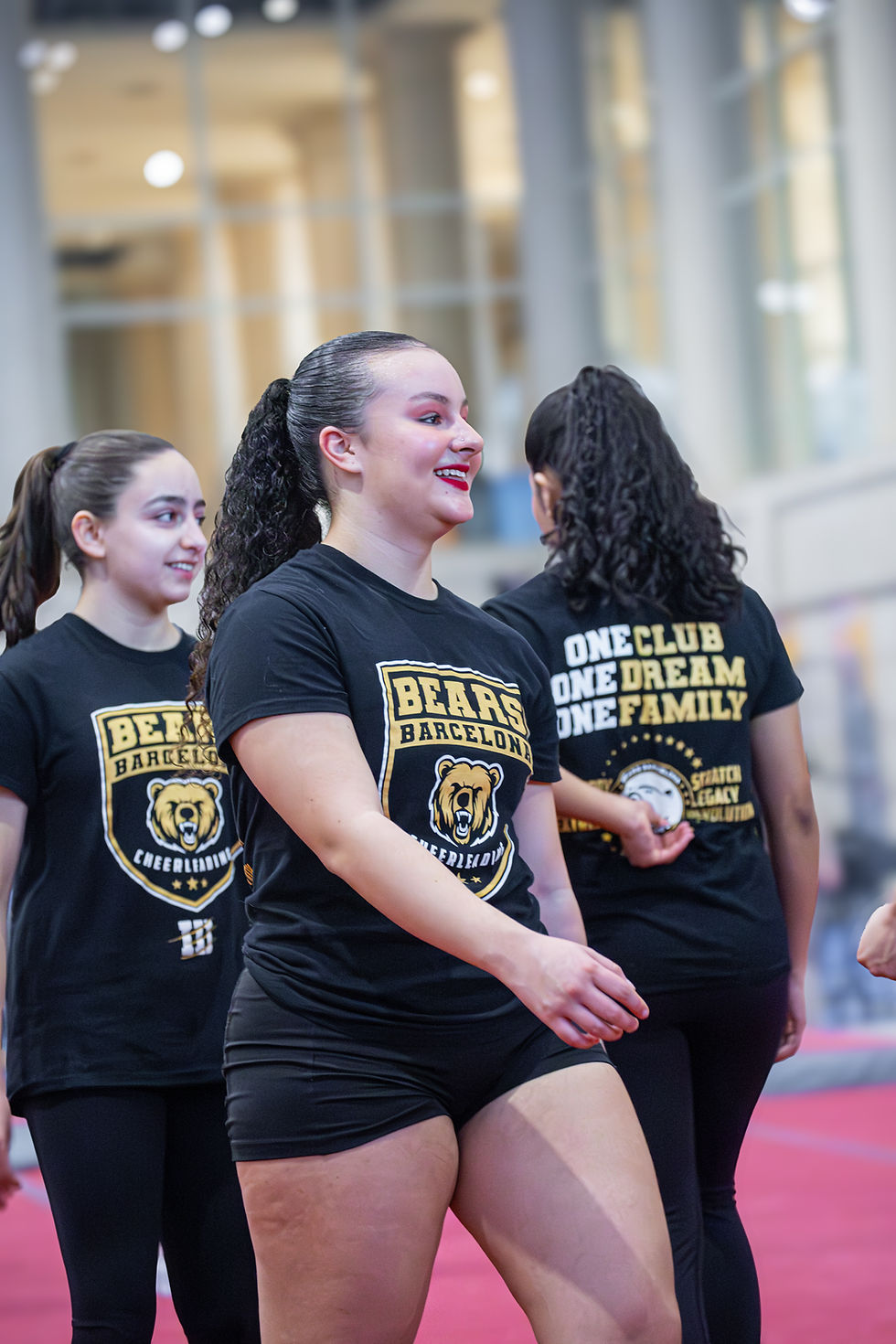 Adolescentes entrenando cheerleading en Barcelona Bears, un club de cheerleading en Barcelona donde desarrollan confianza, trabajo en equipo y nuevas habilidades.