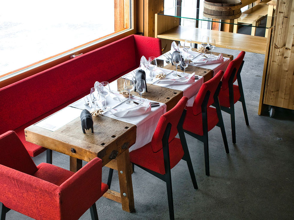 Gedeckter Tisch im Restaurant Chüestall
