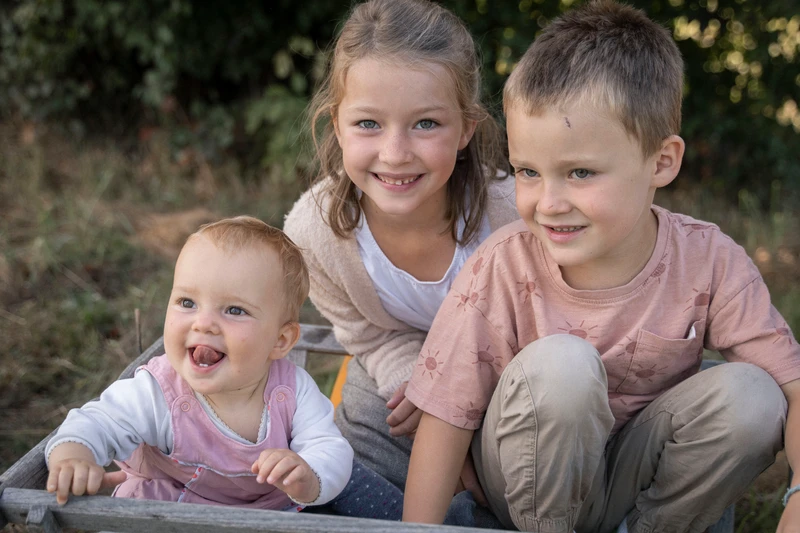 Drei Kinder im Alter von 1 Jahr, 5 Jahre und 7 Jahre