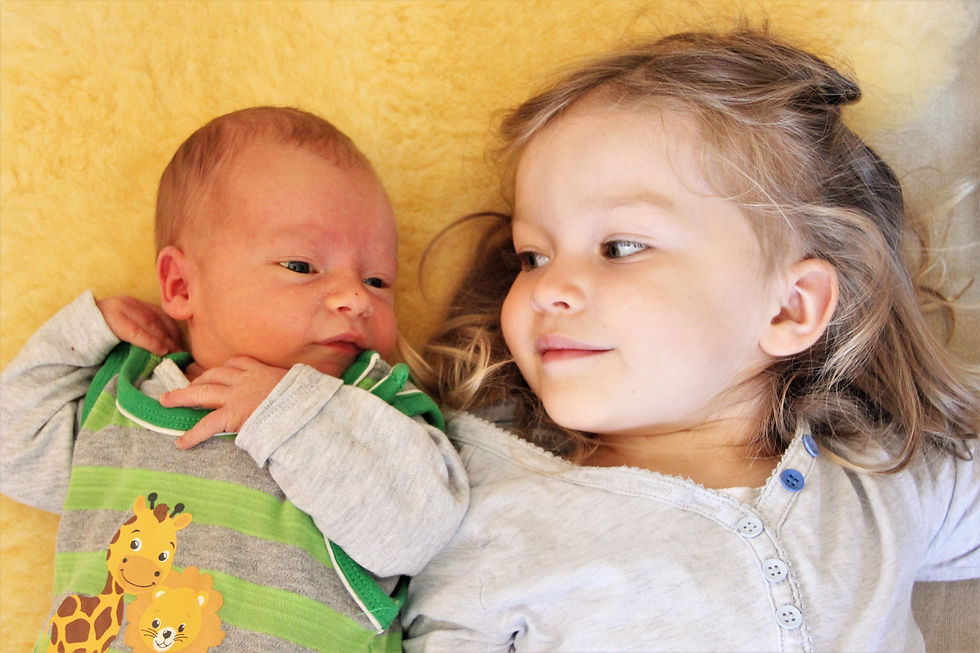 Geschwisterkinder sehen sich an