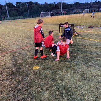 U13s passing on a few tips to the U9s