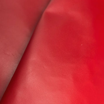 cuir rouge carmin
Type: vache lisse
Epaisseur: 1,3 mm
Idéal pour: les sacs et créations de maroquinerie