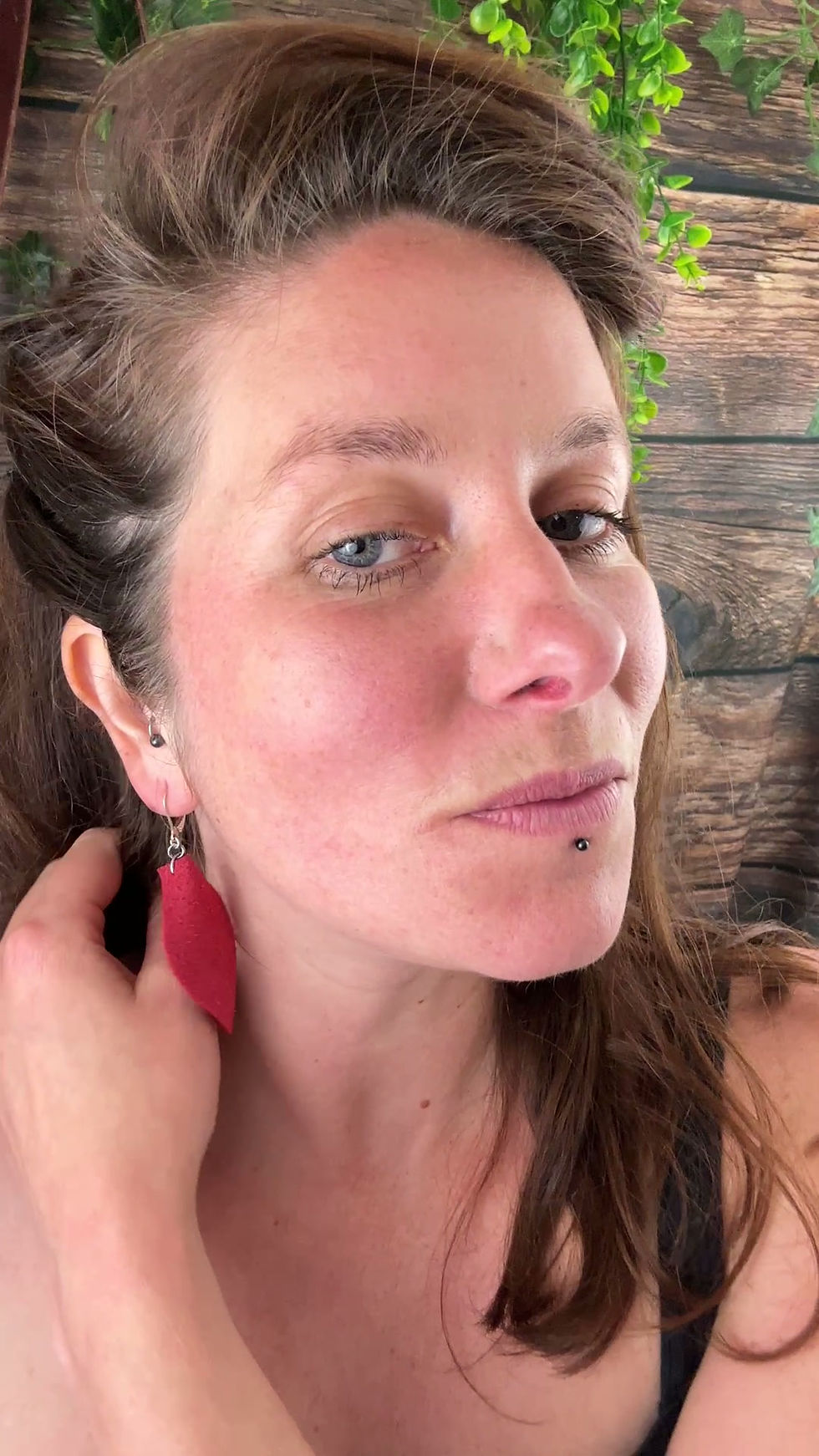 Miniature : Vidéo des boucles d’oreilles Pallava en cuir rose et rouge et pierres naturelles Jaspe Mokaïte portées en mouvement