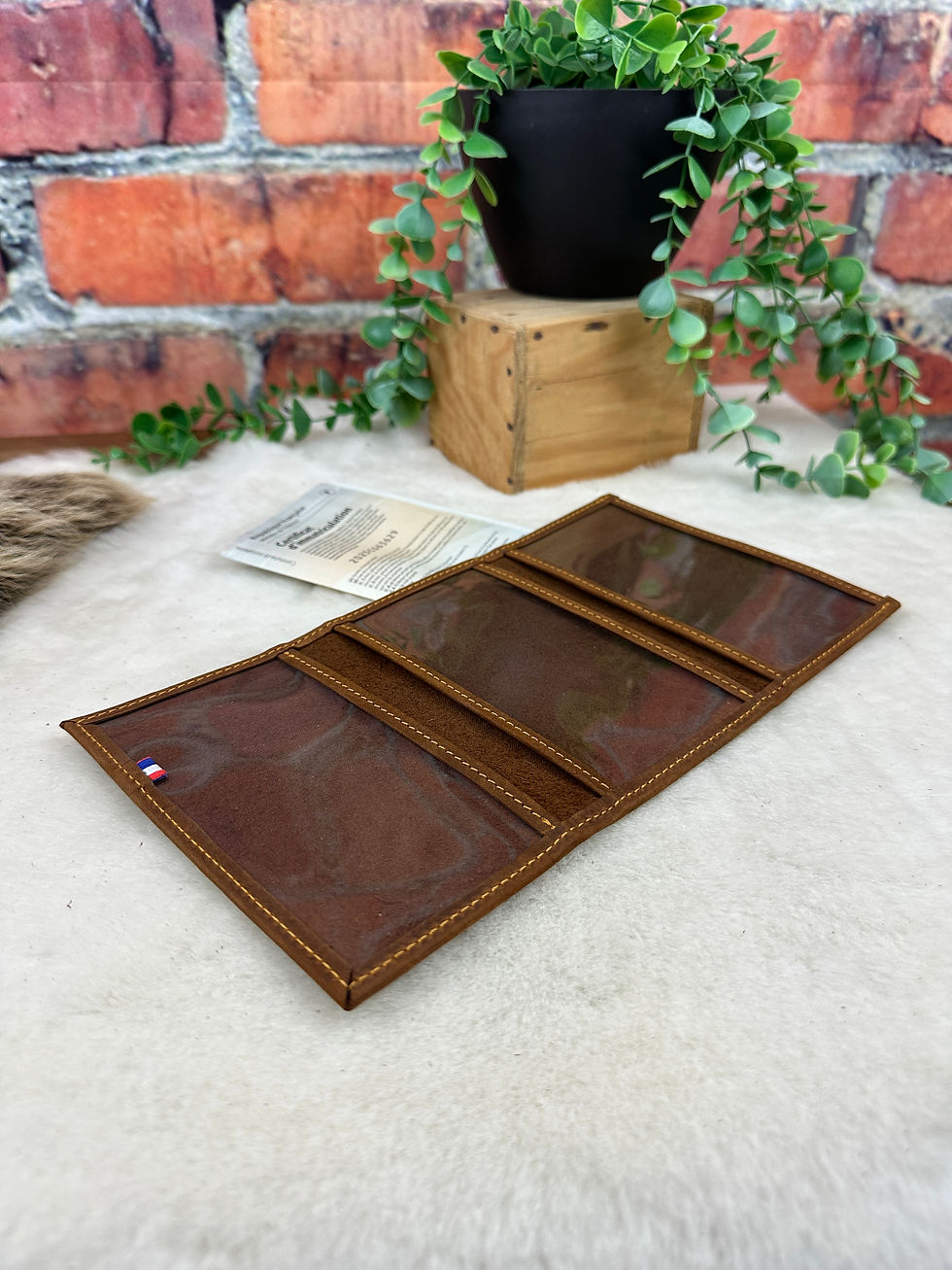 Miniature : Intérieur de l’étui pour carte grise avec trois volets transparents