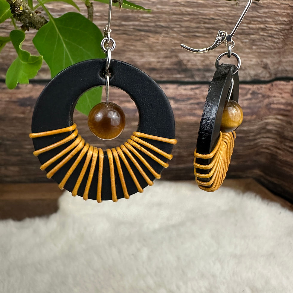 Miniature : Zoom sur une boucle d’oreille Sundara noire avec pierre naturelle Œil de Tigre et finitions artisanales