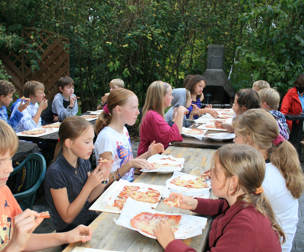 Schulklasse beim Flammkuchen essen.jpg