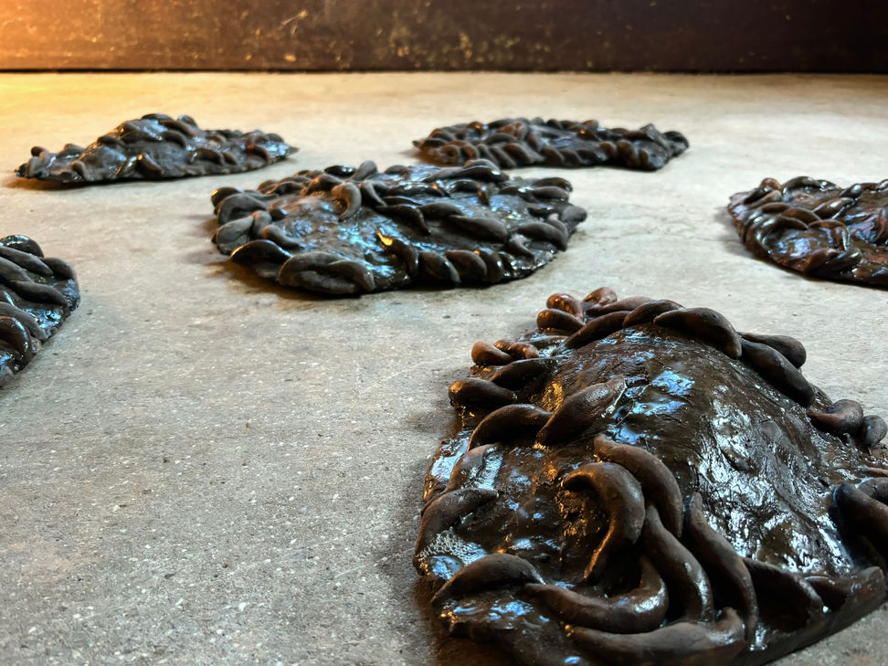 Maggot brain, 2024
clay, resin
125 x 110 x 25 cm