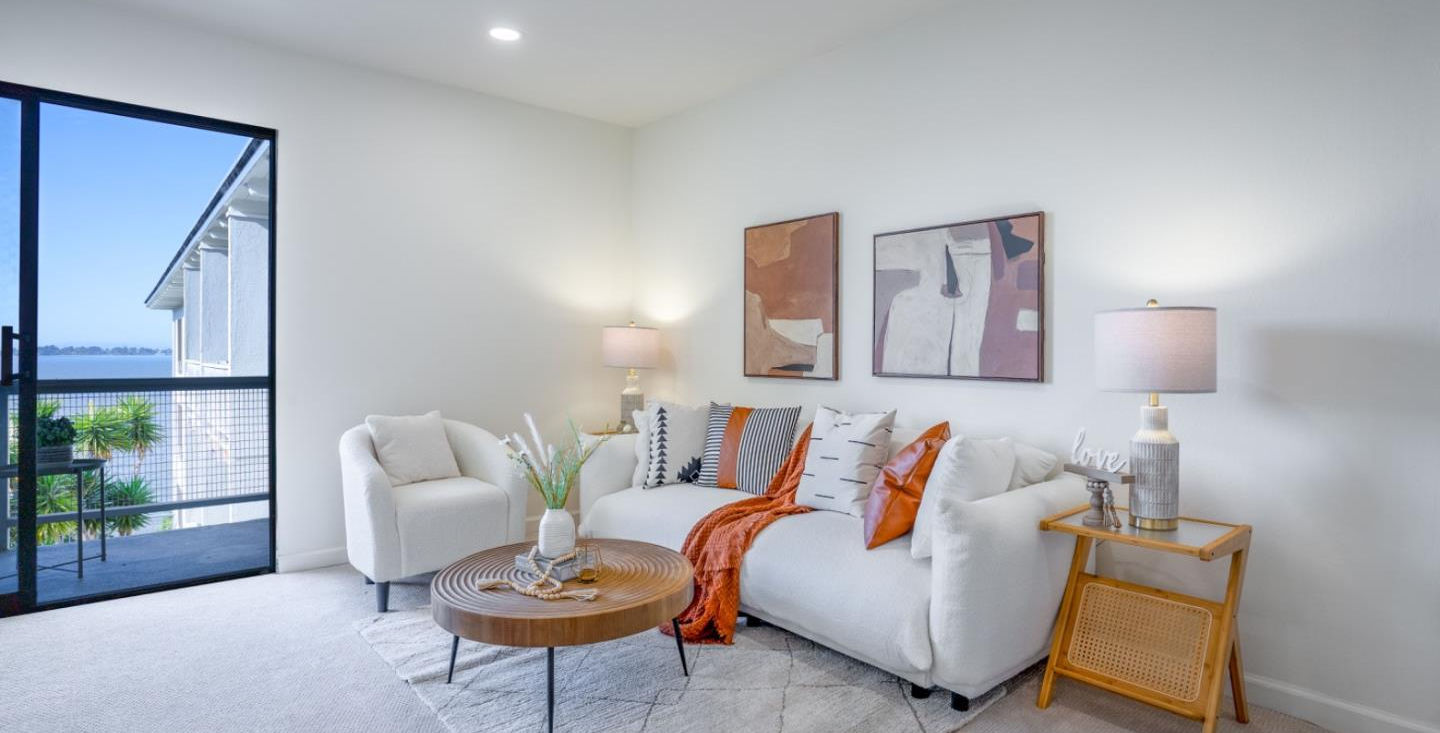 4 Captain Dr E411_02