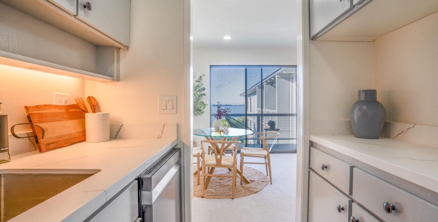 4 Captain Dr E411_08