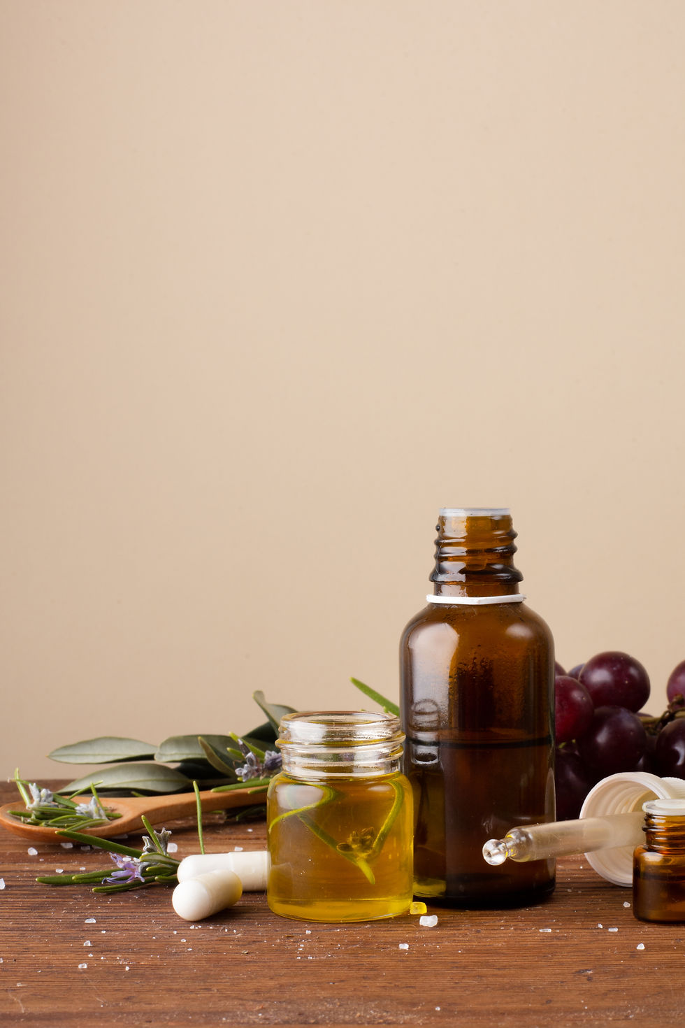 close-up-bottles-with-oil-pills-table