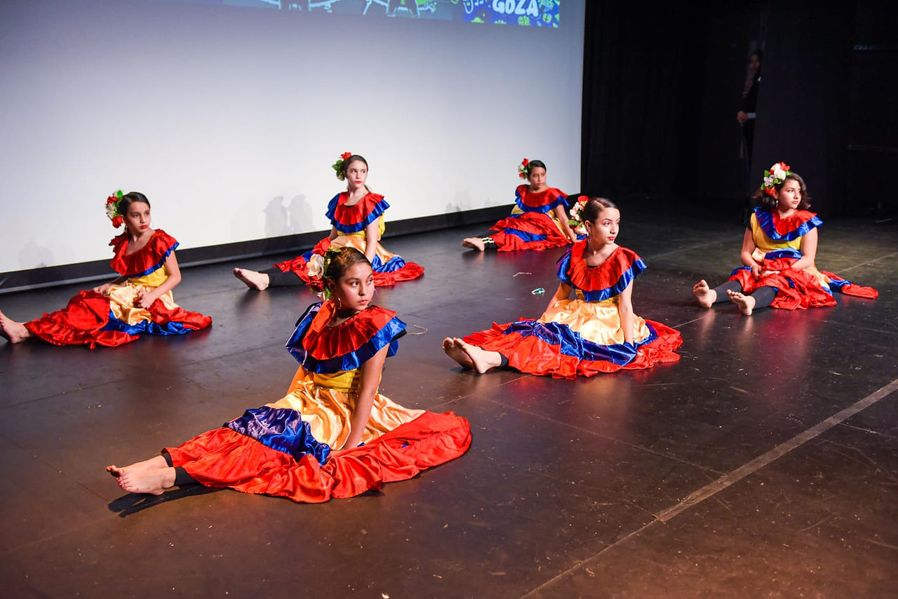 Lovely group dancing to make Colombia be recognise in the whole world