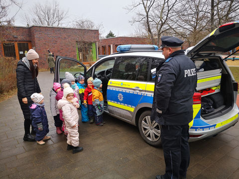 Es gibt viel zu sehen im Polizei-Auto