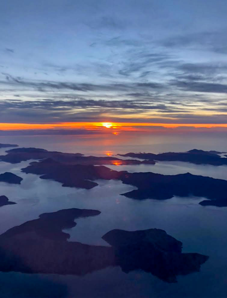 sunset over the marlborough sounds of south island new zealand while flying from blenheim to auckland, discover new zealand, beautiful destinations, wanderlust, travel the world, be in love with your life