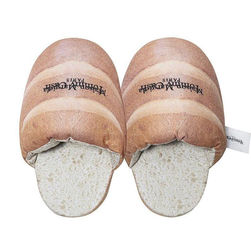 TOMMY CASH REALIZZA UNA PANTOFOLA A FORMA DI PAGNOTTA  