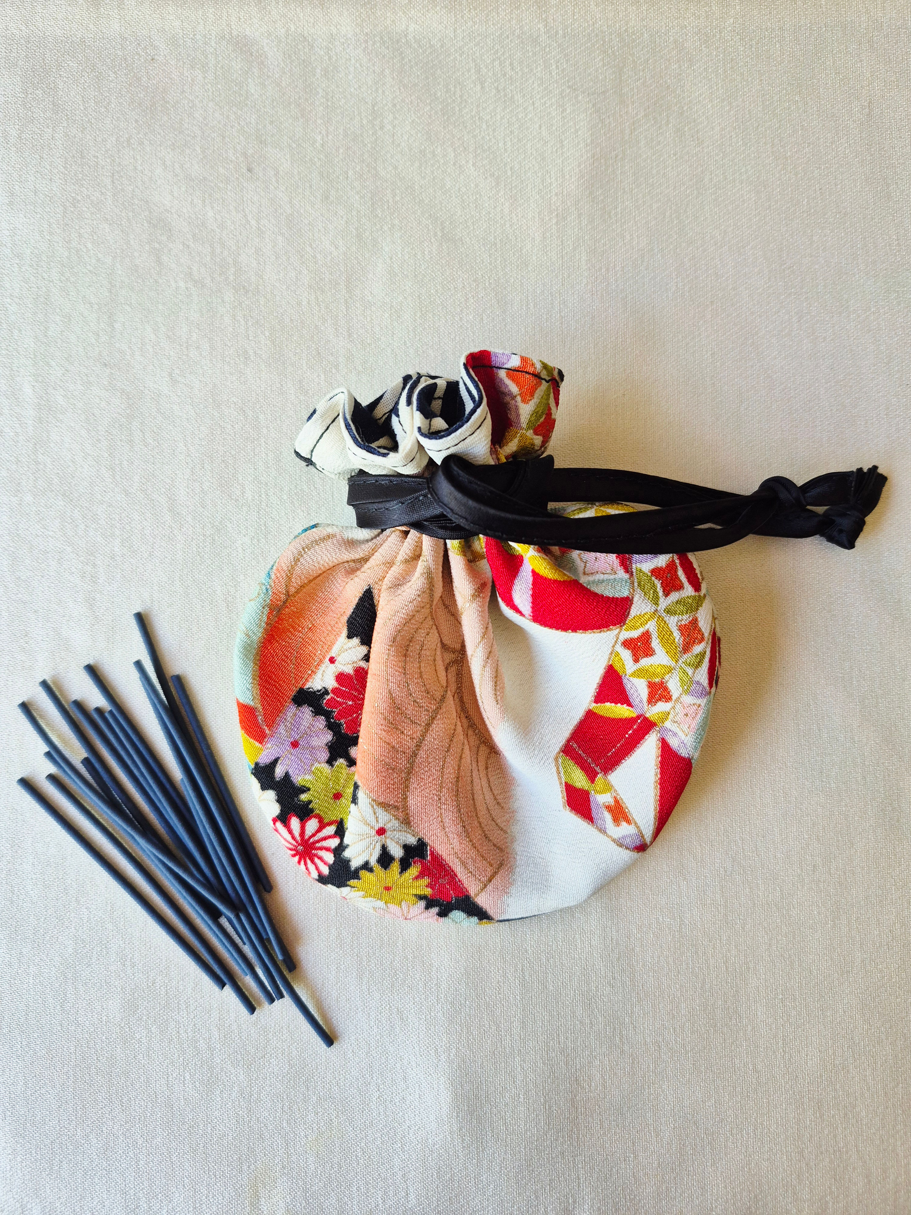 Vintage kimono silk scent pouch - Nioi Bukuro - Medium