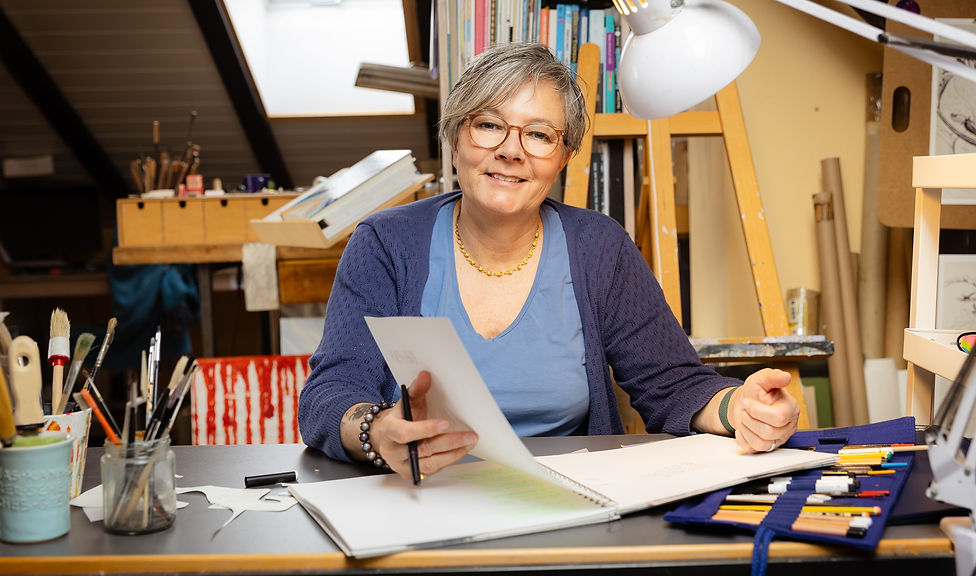 Brigitte Schenider am Zeichentisch
