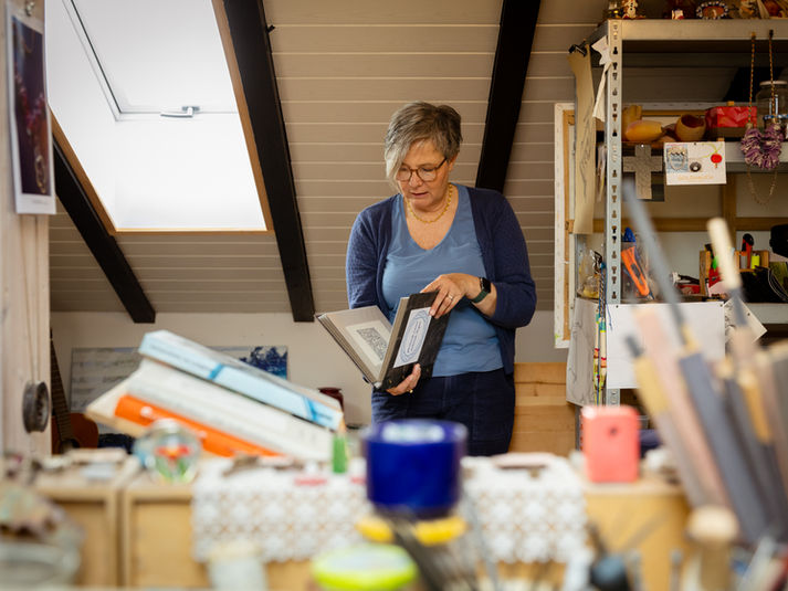 Zeichnungen im Atelier durchblättern