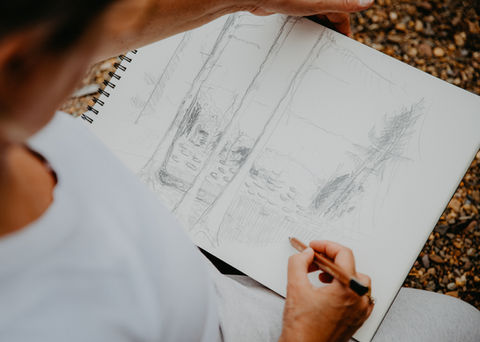 draußen sitzen und zeichnen