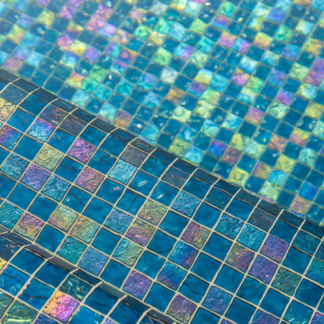 Carreaux de mosaïque bleus et turquoise, réflection d'eau, effet scintillant, Marguerite.