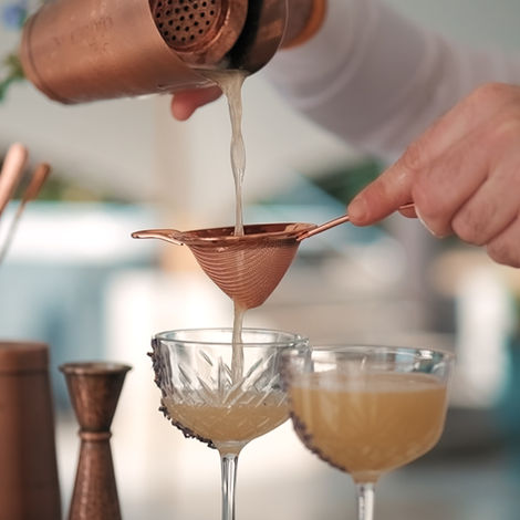 Barman verse le cocktail dans des verres, préparation de boisson, soirée et fête.