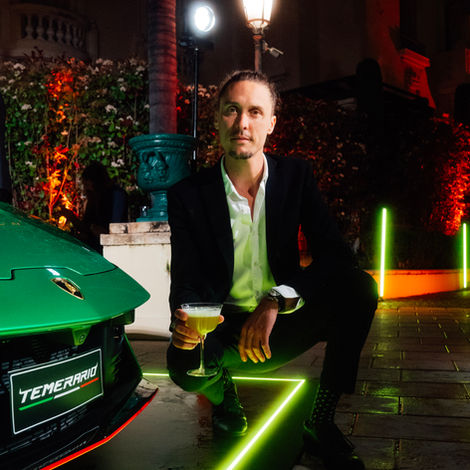 Stephen de Marguerite qui pose devant la voiture avec son cocktail signature