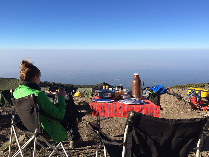 Andrea Maier frühstückt am Kilimanjaro Kangara Camp 