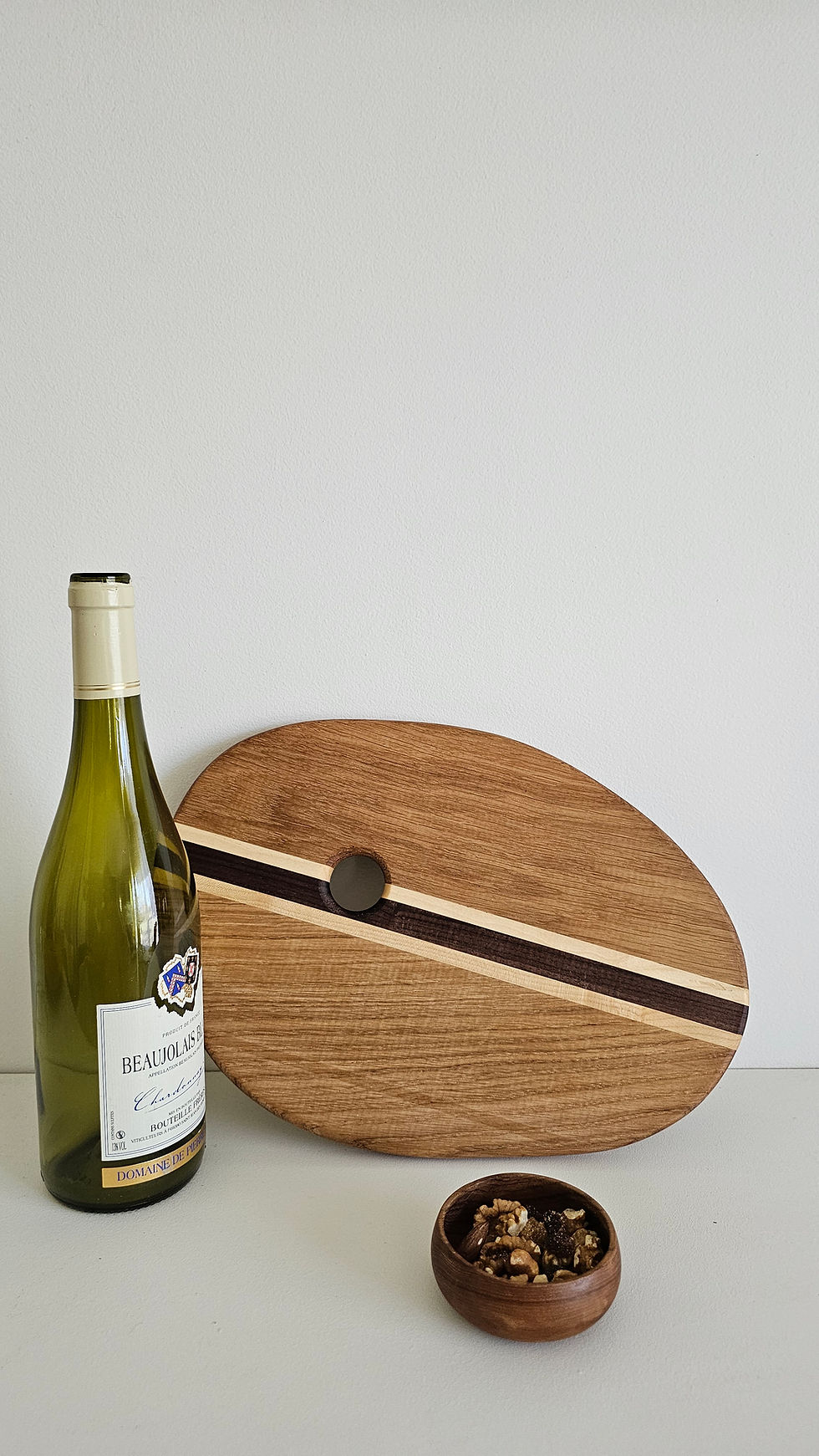 Miniature : un plateau en bois qui se pose sur une bouteille ou deux + quelques gourmandises Pratique, idéal pour  l'apéro