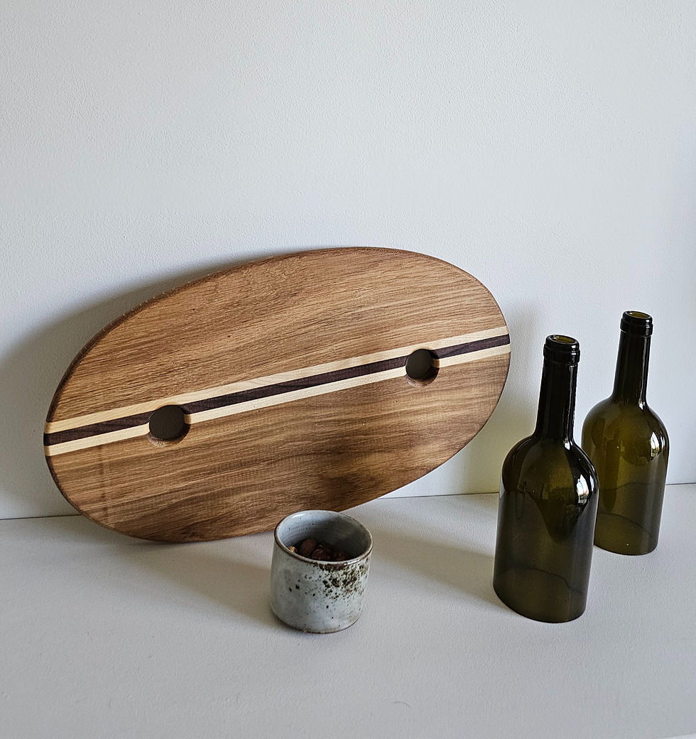 Miniature : un petit plateau en bois qui se pose sur une bouteille ou deux + quelques gourmandises Pratique, idéal pour  l'apéro