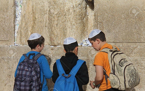 16373031-no-identificados-los-estudiantes-judíos-jóvenes-están-rezando-en-el-muro-de-las-l