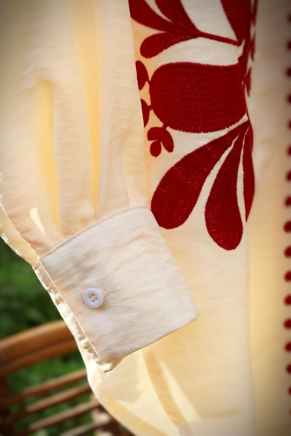 Miniature : Chemise Écrue Brodée Rouge