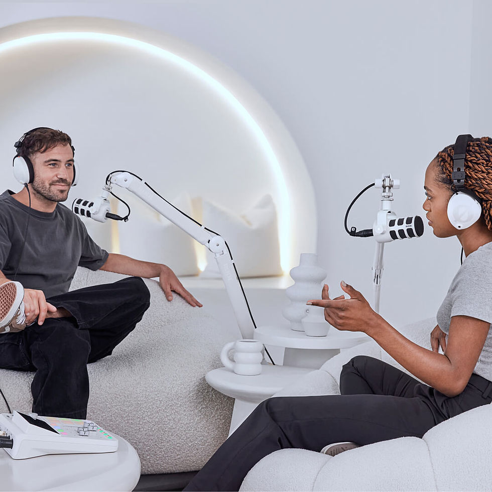 Vue rapprochée d'un microphone dynamique posé sur un pied