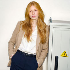 Professionelles Businessportrait einer Frau in moderner Arbeitsumgebung, fotografiert in Bern.