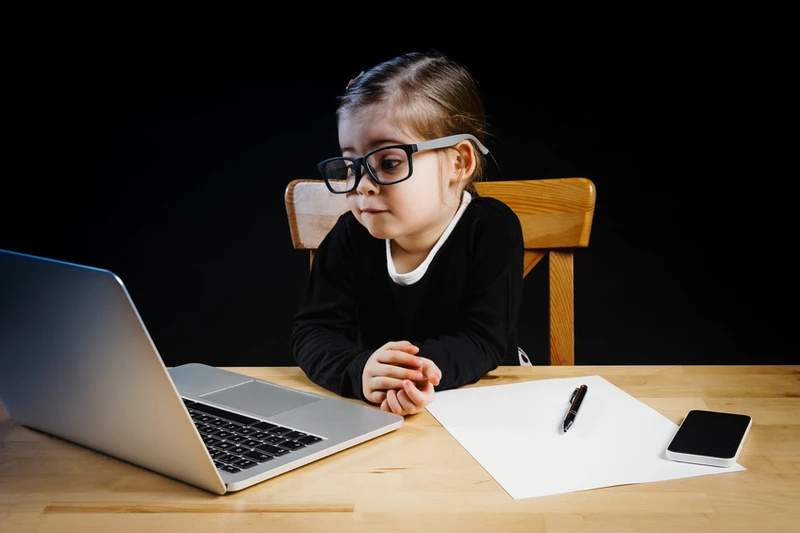 Dieser Online-Lehrgang richtet sich an angehende und bereits tätige Tagesmütter in der Schweiz, die ihre Fachkompetenz und ihr Wissen rund um die Betreuung von Kindern vertiefen möchten. Im Mittelpunkt steht das Dossier „Tagesmutter Grundausbildung“, das in 12 übersichtlichen Kapiteln alle relevanten Themenbereiche abdeckt – von rechtlichen Grundlagen über pädagogische Ansätze bis hin zu praktischen Tipps für den Alltag. Die Teilnehmerinnen und Teilnehmer erarbeiten sich die Inhalte im eigenen Tempo und werden gezielt auf die Herausforderungen und Anforderungen im Berufsalltag vorbereitet. Auf jedes Kapitel folgt ein kurzes Quiz Wer mindestens 95 % der Fragen richtig beantwortet, erhält ein offizielles Zertifikat als Nachweis der erfolgreich absolvierten Grundausbildung. Der Kurs fördert die Sicherheit, Professionalität und Eigenverantwortung der Tagesmütter und trägt dazu bei, die Qualität der Kinderbetreuung in der Schweiz nachhaltig zu stärken.