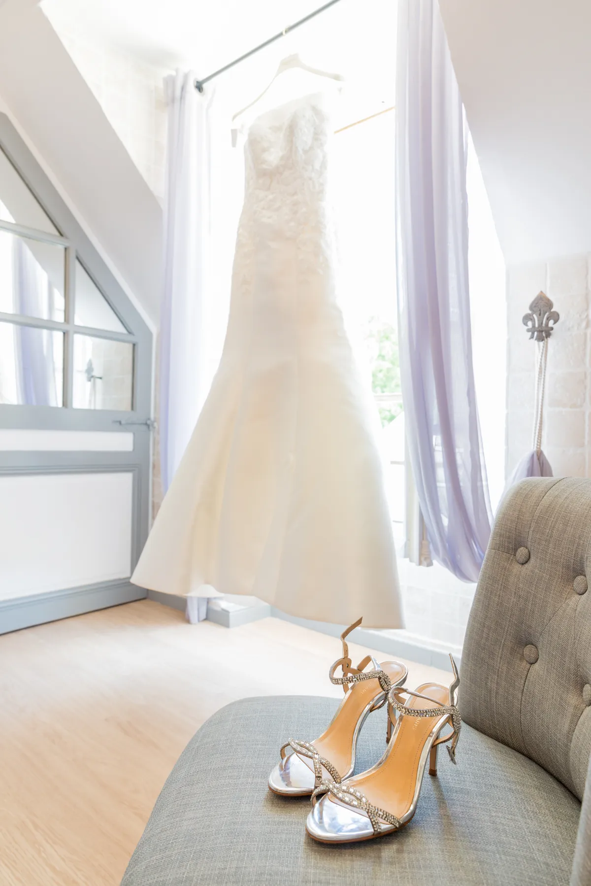 robe de mariee suspendue et chaussures mariage savoie
