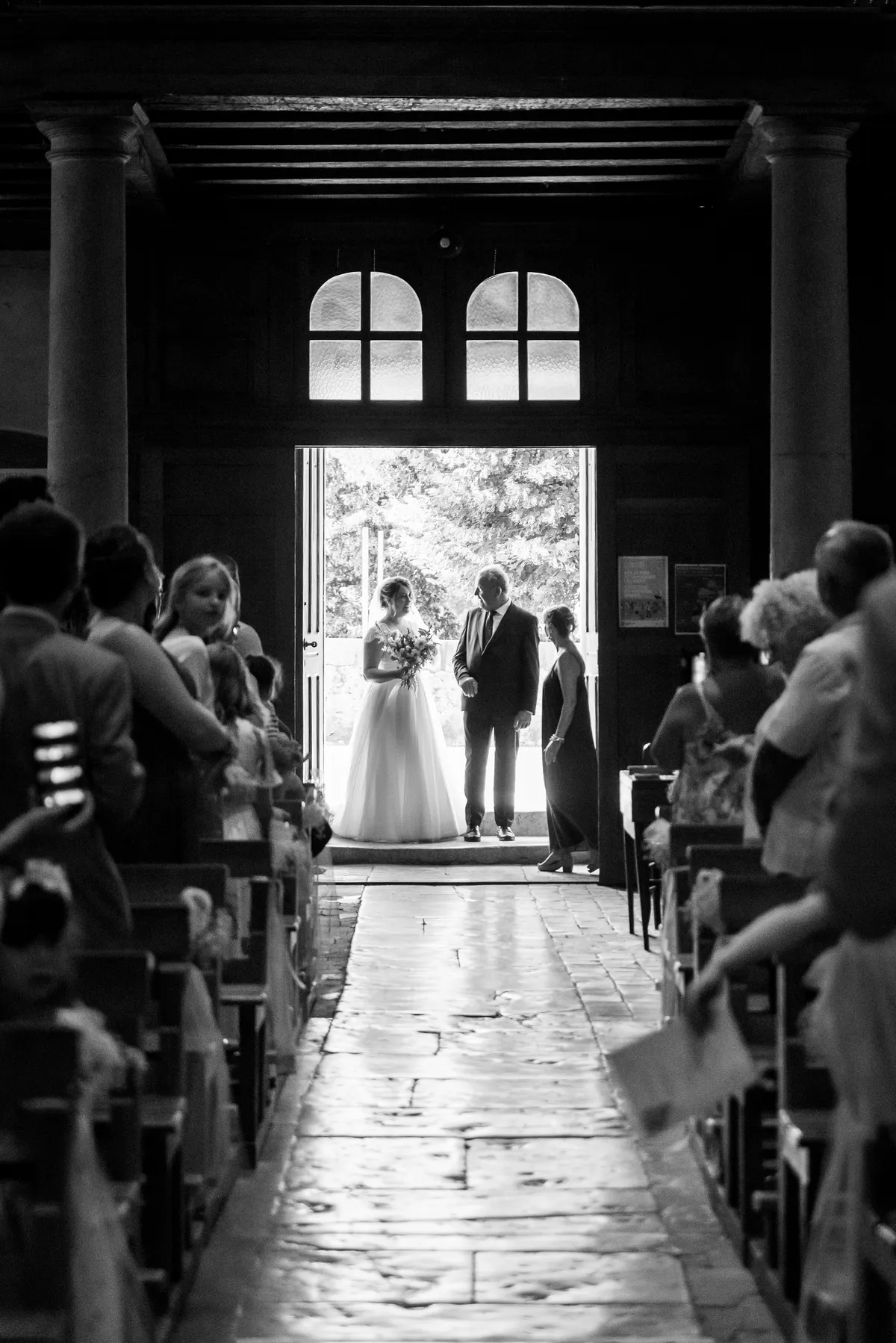 Photo mariage Savoie – mariée et père entrent dans l'église Yenne