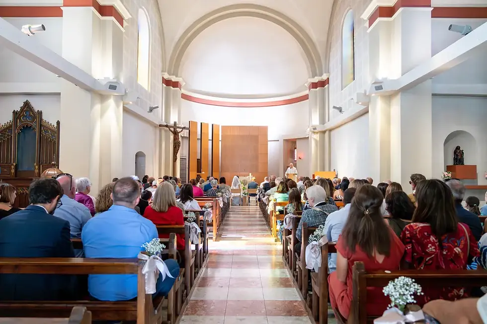 Intérieur d’église lors d’un mariage, invités assis dans les bancs, prêtre à l’autel sous une grande voûte lumineuse. Eglise Epagny-Metz-Tessy