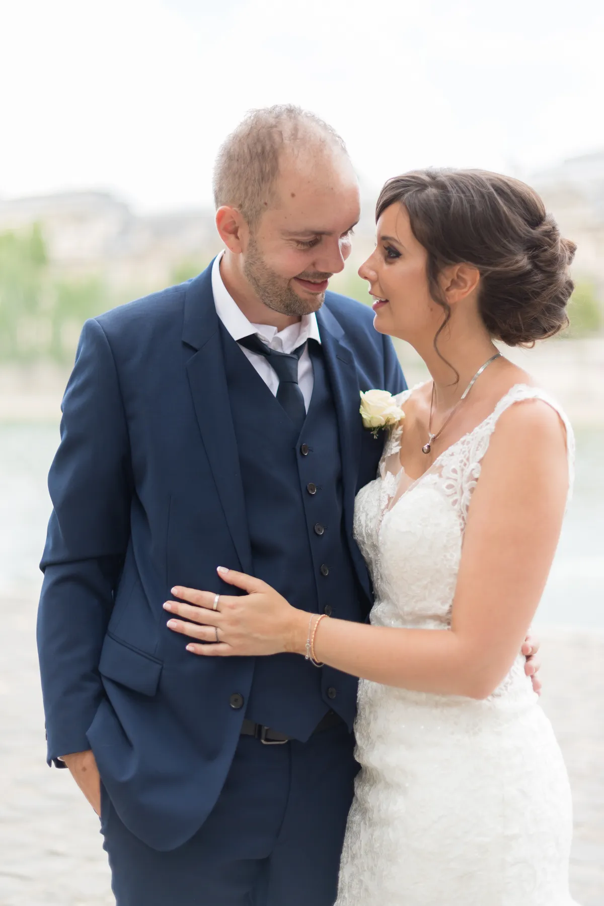 Photographe mariage Talloires – couple mariés complices portrait