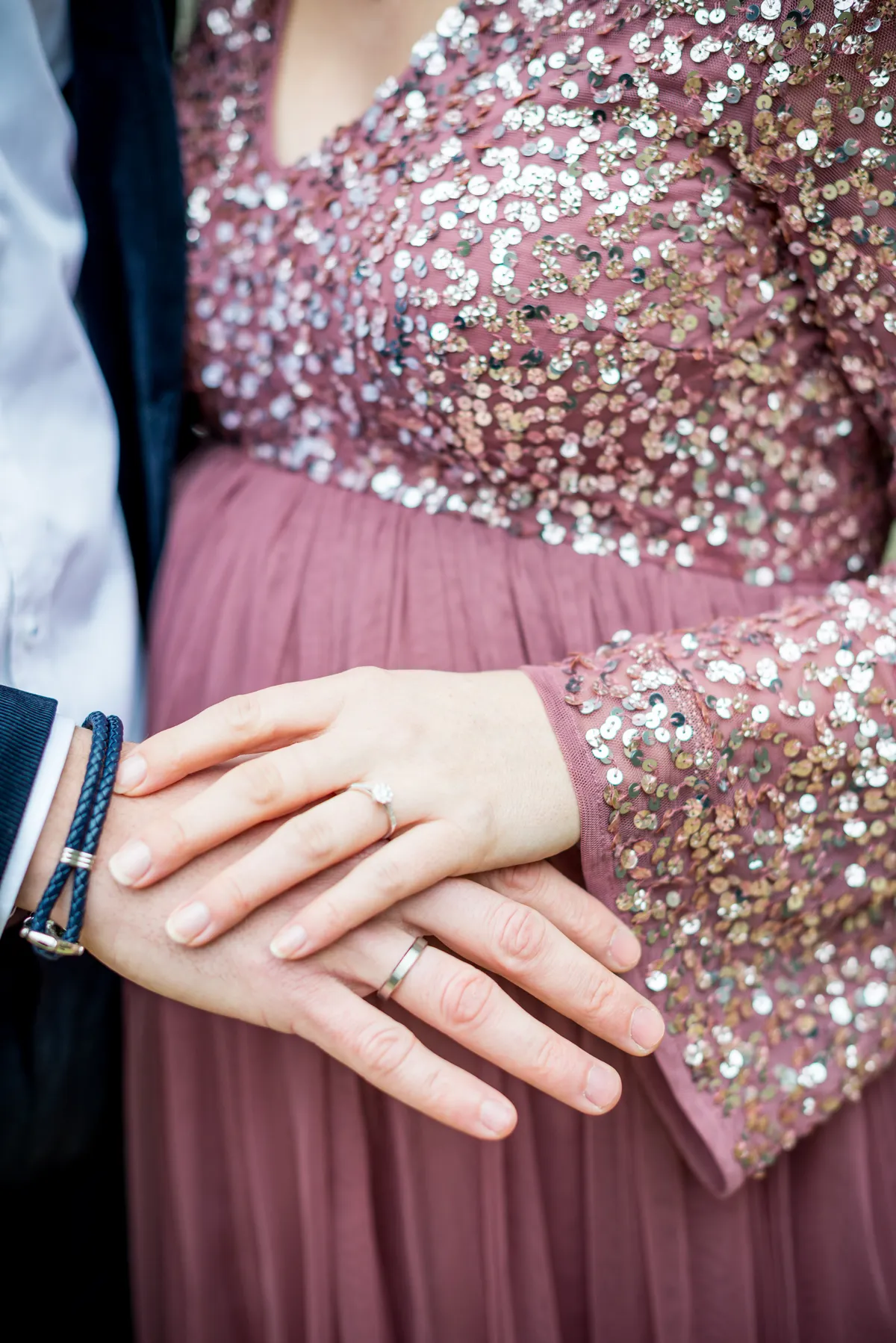 Photo mariage Aix-les-Bains – alliances mains sur main fiançailles émotion