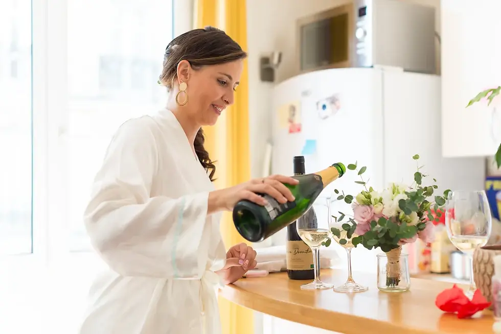 Photographe mariage Annecy – mariée se sert du champagne préparatifs