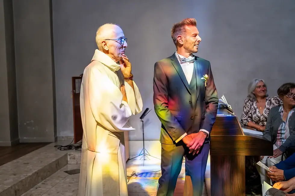 Prêtre et marié en costume pour la célébration d'un mariage Eglise Epagny-Metz-Tessy