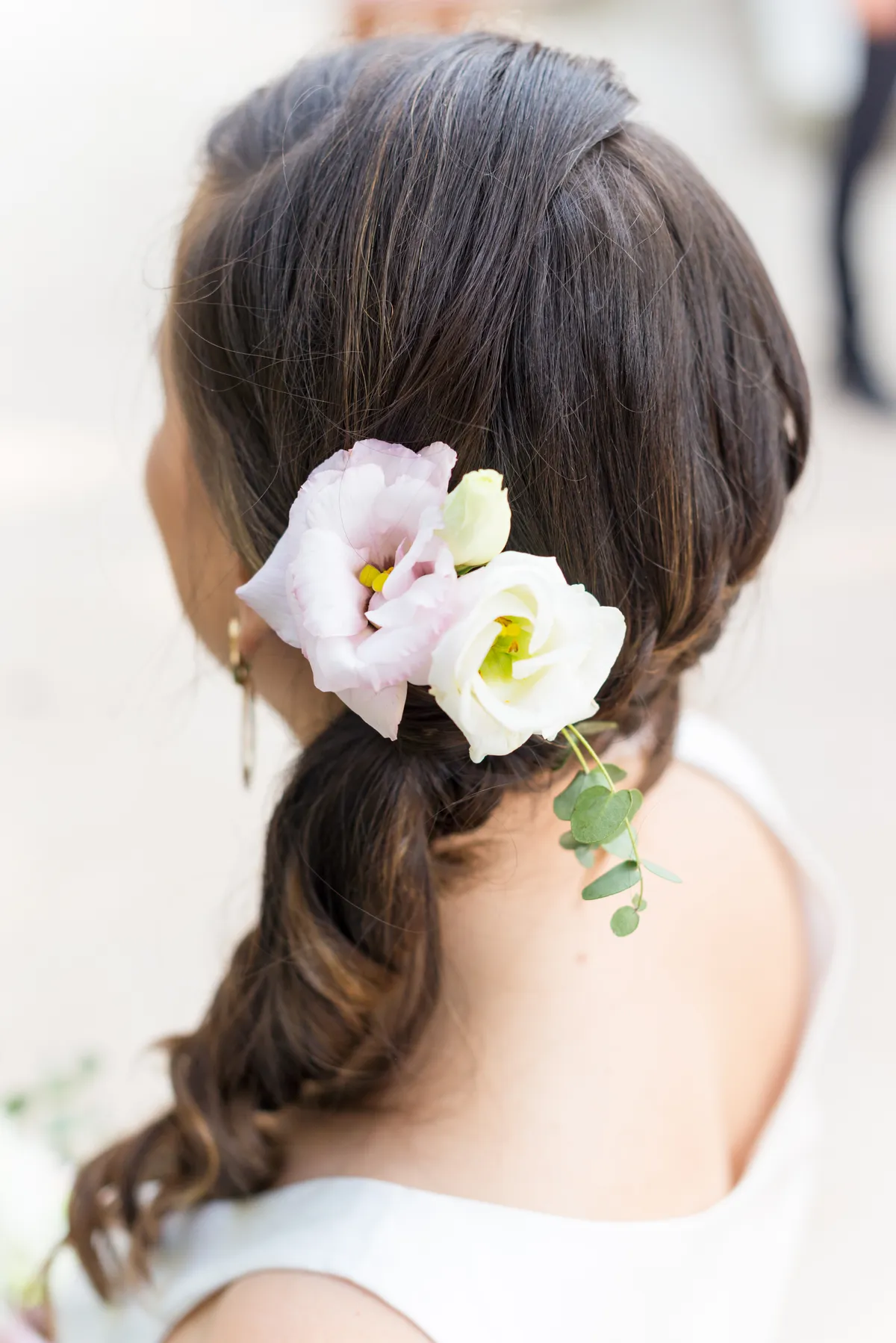 Photographe mariage Megève – coiffure mariée tresse fleurs